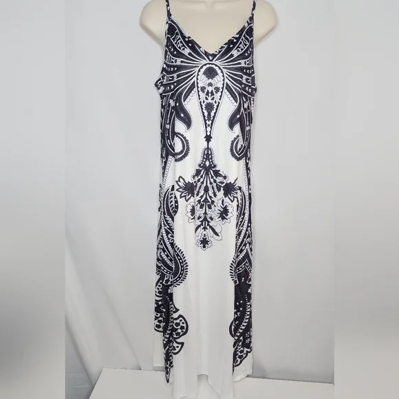 Elegant Black and White Maxi Dress - Picture 3 of 8